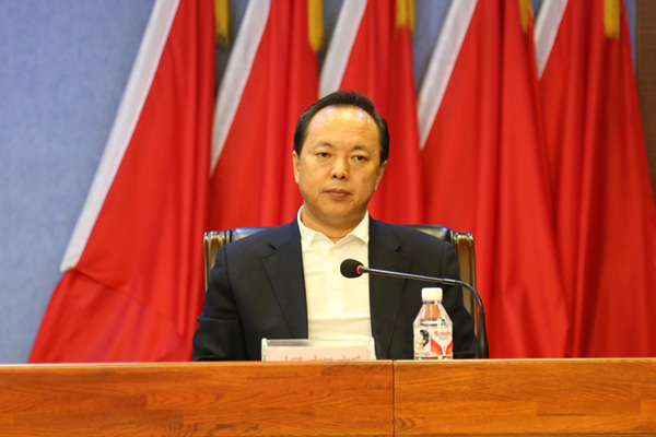 要闻             鹤岗市市委常委,市委政法委书记杨贺新主持会议.